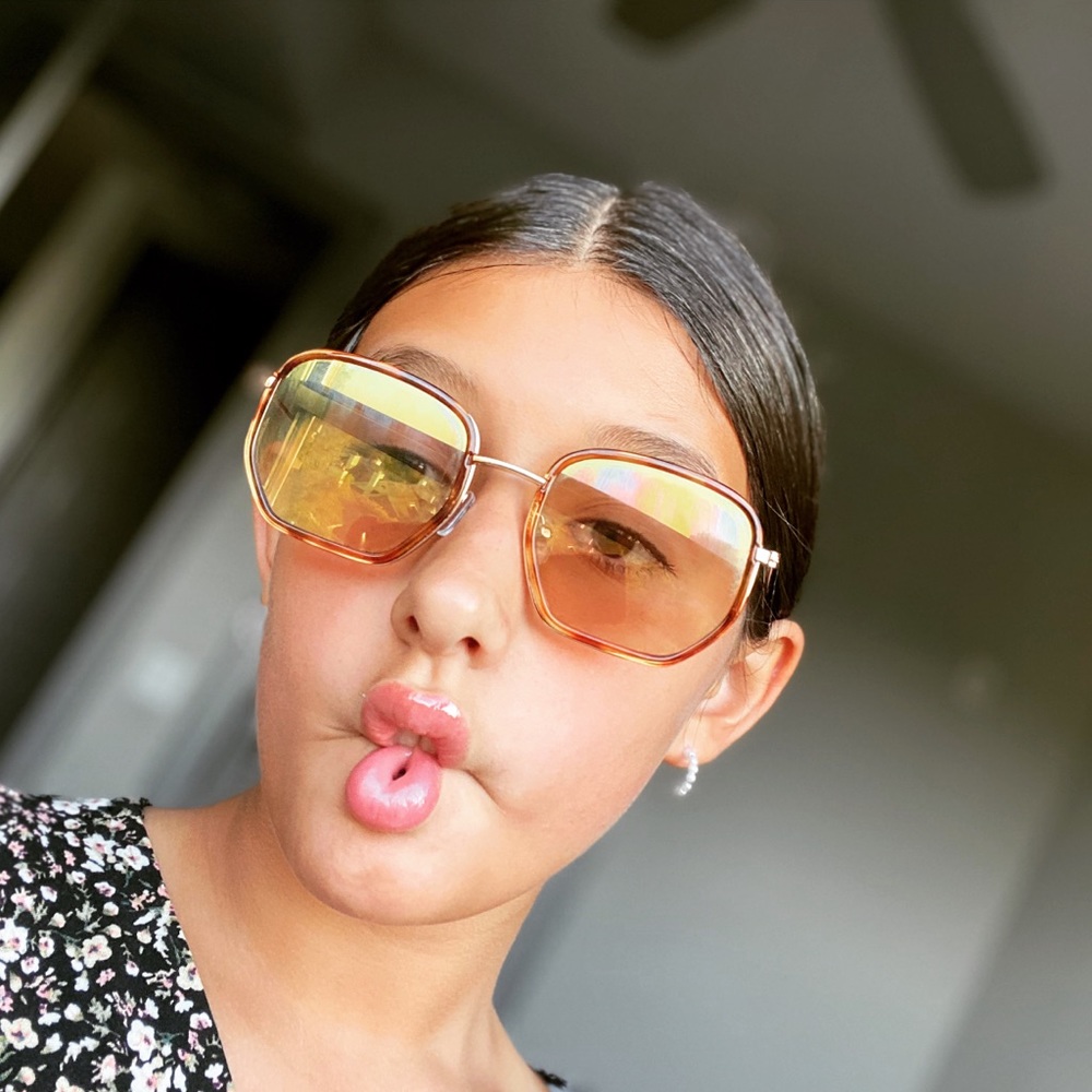 Meet your Posher, Laya